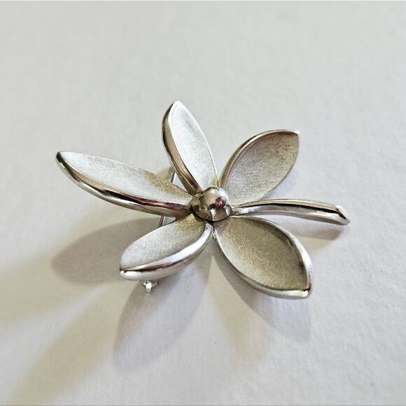 Vintage Crown Trifari Alfred Philippe Brushed Silver Tone Floral Brooch Pin - Picture 5 of 9